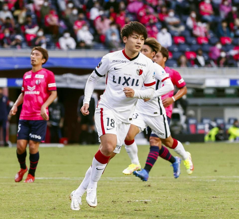 　後半、ＰＫを決めた鹿島・上田（手前）＝ヨドコウ