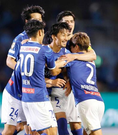 　後半、チーム３点目を決め、笑顔の川崎・家長（中央）