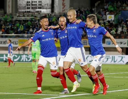 　後半、先制ゴールを決め、駆けだす前田（右から２人目）ら