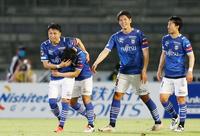 　ＦＣ東京に競り勝ち、喜ぶ小林（左端）ら川崎イレブン