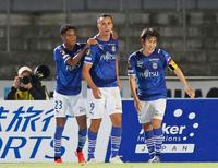 前半終了間際、先制ゴールを決め、祝福されるレアンドロダミアン（中央）