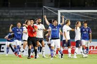 　ＦＣ東京に競り勝ち、ガッツポーズで喜ぶ家長（右から４人目）ら