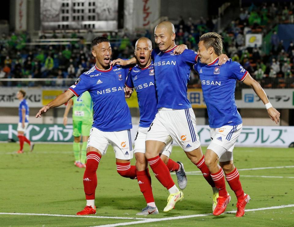 　後半、先制ゴールを決め、駆けだす前田（右から２人目）ら