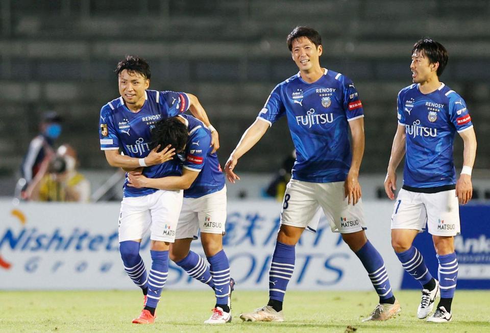 　ＦＣ東京に競り勝ち、喜ぶ小林（左端）ら川崎イレブン