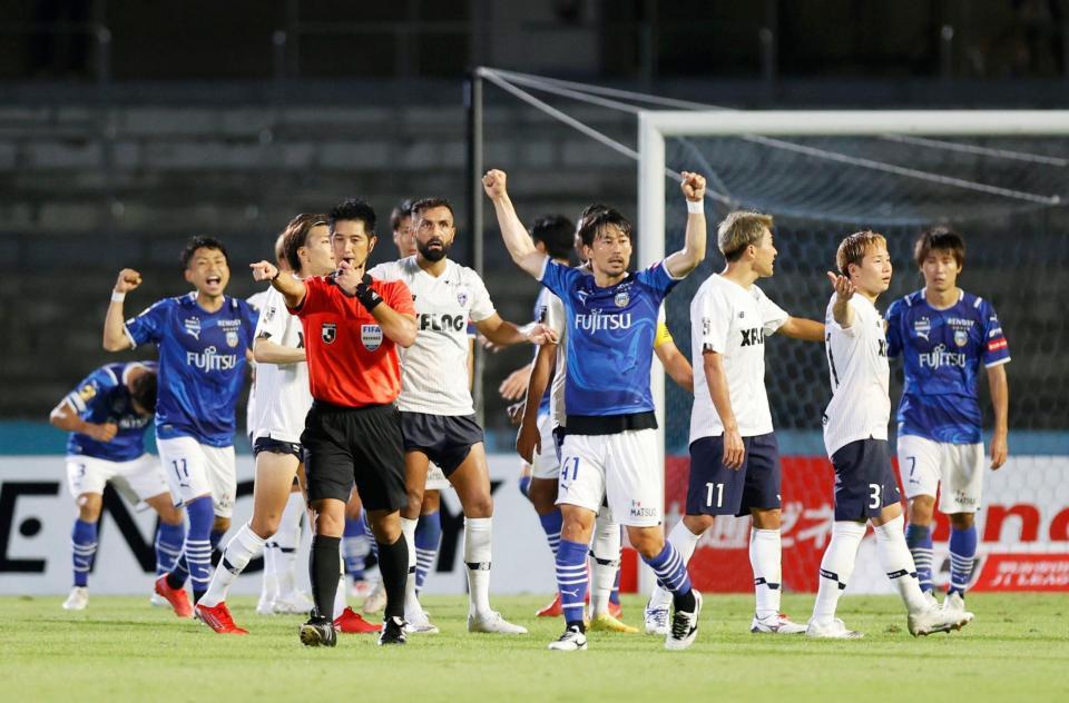 　ＦＣ東京に競り勝ち、ガッツポーズで喜ぶ家長（右から４人目）ら