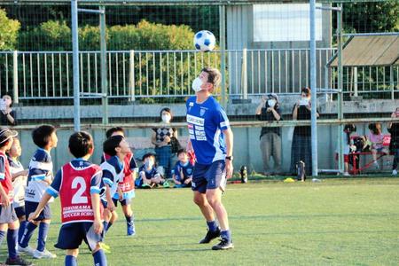 　サッカースクールに参加した横浜ＦＣ・三浦