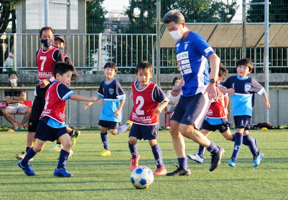 　ミニゲームで子どもたちと交流する横浜ＦＣの三浦（手前右）＝横浜市内