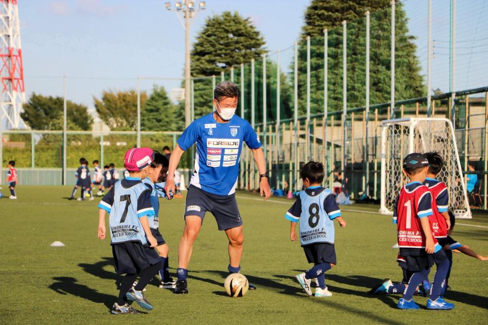 　サッカースクールに参加した横浜ＦＣ・三浦