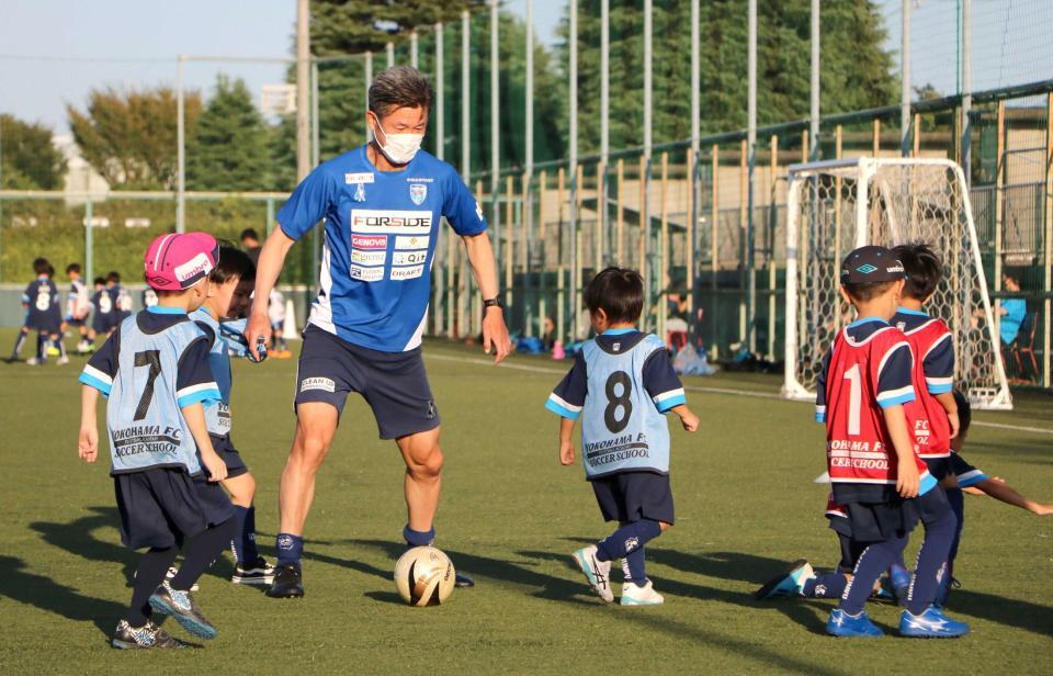 　サッカースクールに参加した横浜ＦＣ・三浦（中央）