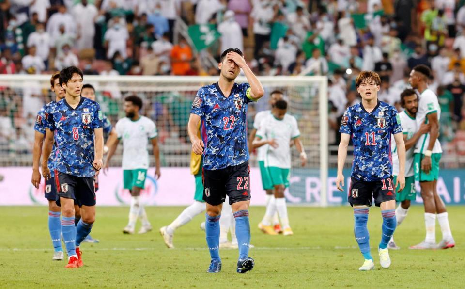 サウジアラビアに敗れ、厳しい表情の吉田（中央）ら日本イレブン＝ジッダ（共同）