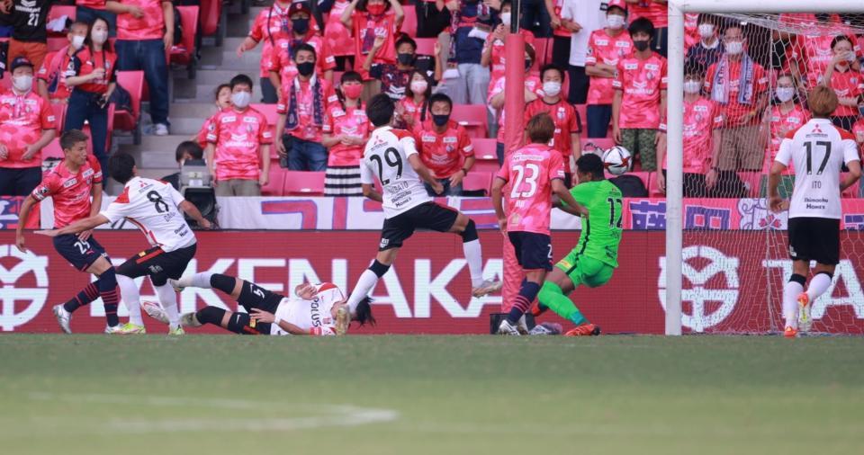 後半、Ｃ大阪・加藤（左端）が先制ゴールを決める（撮影・坂部計介）