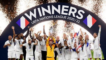 　サッカーの欧州ネーションズリーグを制し、歓喜に沸くフランスの選手たち＝１０日、ミラノ（ロイター＝共同）