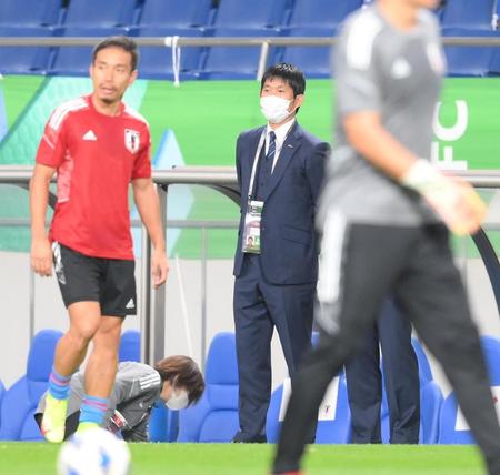 試合前の練習を見つめる森保監督。手前左は長友（撮影・堀内翔）