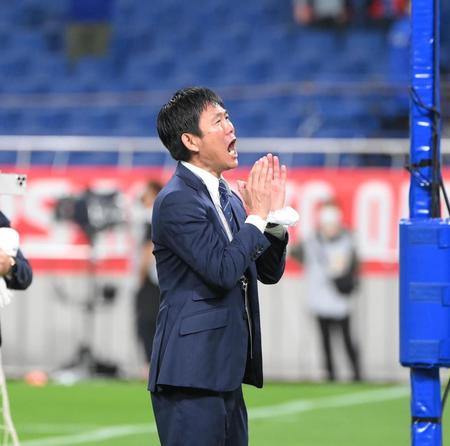 試合後，サポーターに呼びかける森保監督（撮影・堀内翔）