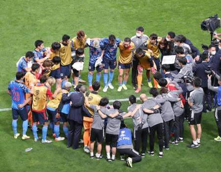 オーストラリアに勝ち、円陣を組む日本イレブンら