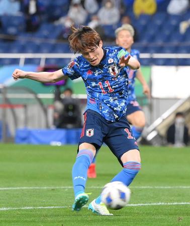 後半、シュートを放つ古橋（撮影・堀内翔）