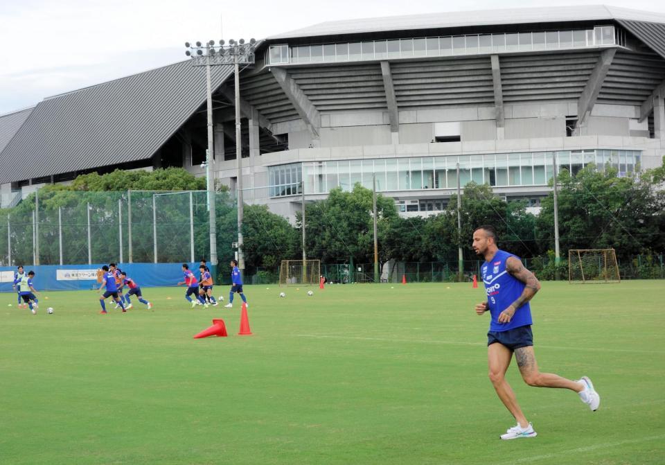 　別調整となりランニングするＧ大阪ＦＷレアンドロペレイラ
