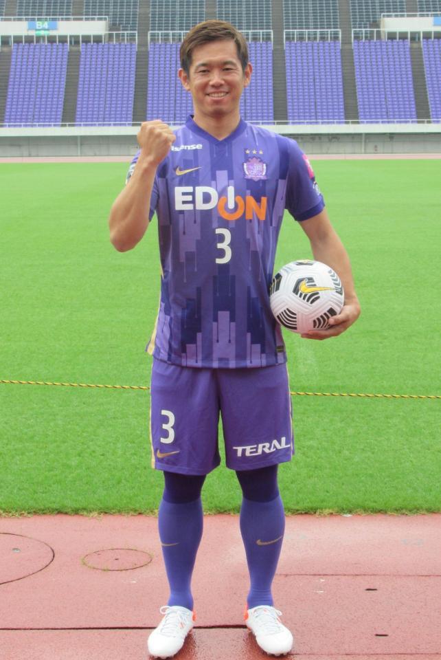 j1広島復帰のdf塩谷が会見 強い広島を取り戻す 背番号は3 サッカー デイリースポーツ Online j1広島復帰のdf塩谷が会見 強い広島を取り戻す 背番号は3 サッカー デイリースポーツ Online