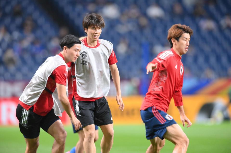 試合前に準備運動をする田中。左は南野、右は大迫（撮影・堀内翔）