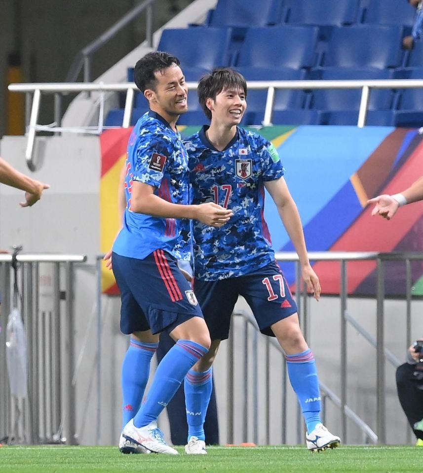 前半、先制のゴールを決めて吉田（左）に祝福される田中（撮影・堀内翔）