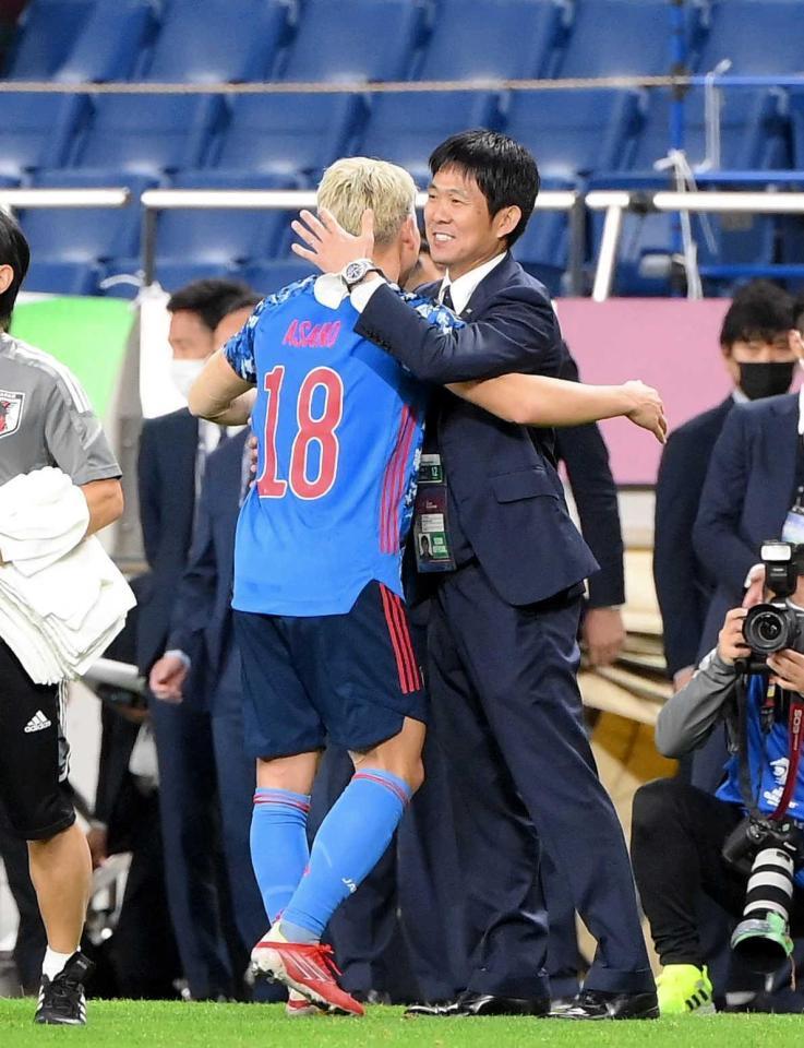 　オーストラリアに勝利して浅野（左）を迎える森保監督（撮影・堀内翔）