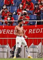 浦和－Ｇ大阪　試合終了間際、同点のＰＫを決め、喜ぶＧ大阪・パトリック＝埼玉スタジアム