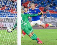 横浜Ｍ－札幌　後半、決勝ゴールを決める横浜Ｍ・前田（右）。ＧＫ菅野＝日産スタジアム