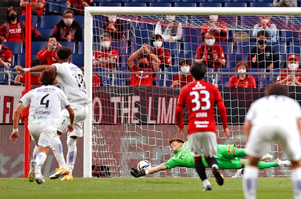 浦和－Ｇ大阪　試合終了間際、ＰＫでＧ大阪・パトリック（左から２人目）のキックに飛びつく浦和のＧＫ西川（奥）。同点を許した＝埼玉スタジアム