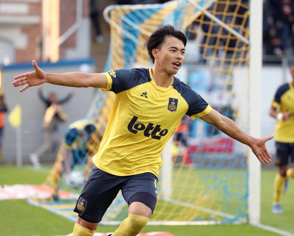 　後半、自身２点目のゴールを決め喜ぶ三笘（共同）