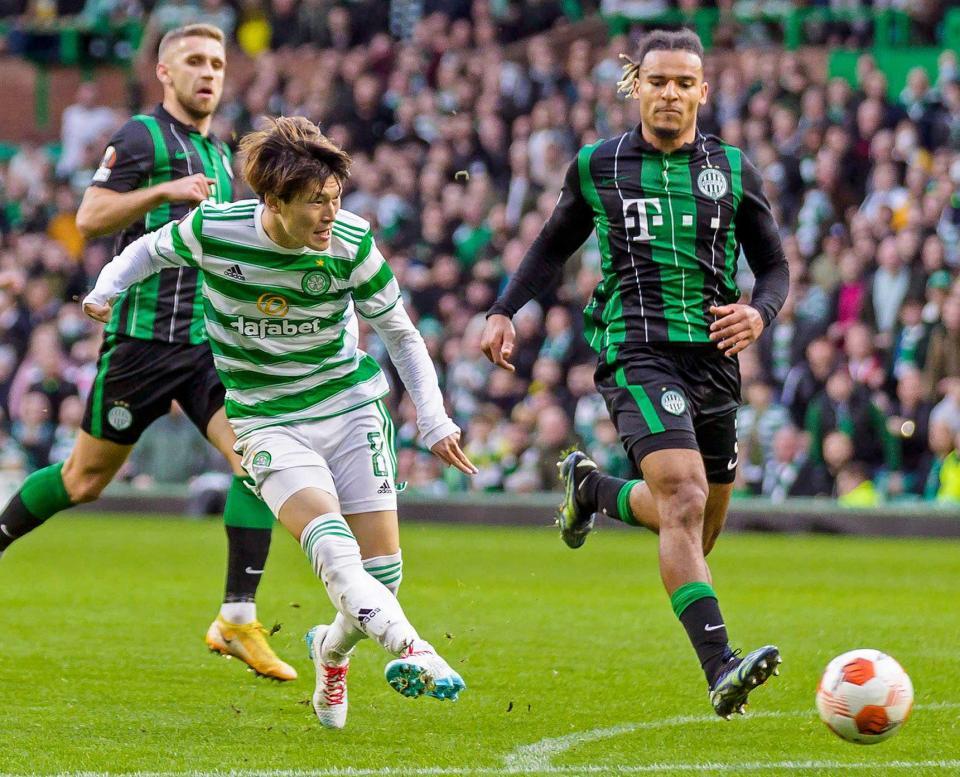 　後半、先制ゴールを決めるセルティック・古橋（左手前）＝共同