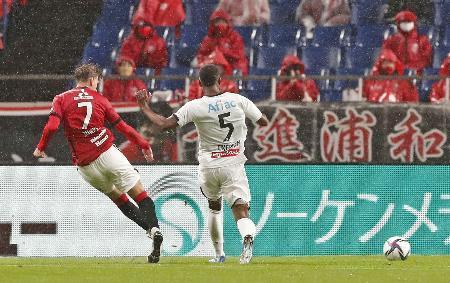 　浦和-柏　前半、チーム４点目のゴールを決める浦和・ユンカー（７）＝埼玉スタジアム