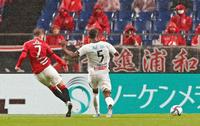 　前半、チーム４点目のゴールを決める浦和・ユンカー（７）＝埼玉スタジアム