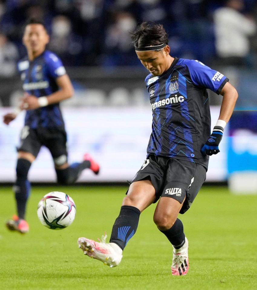 　後半、パスを出すＧ大阪・宇佐美