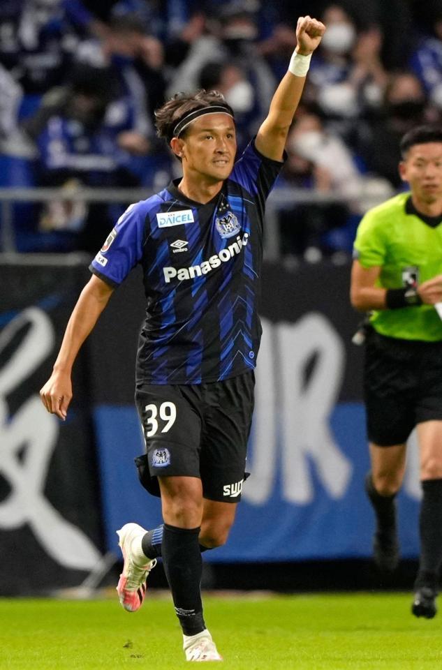 前半、先制ゴールを決め、ガッツポーズするＧ大阪・宇佐美