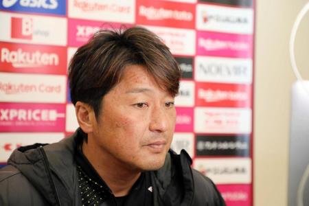 　オンライン取材に応じる神戸・三浦監督（Ｃ）ＶＩＳＳＥＬ　ＫＯＢＥ