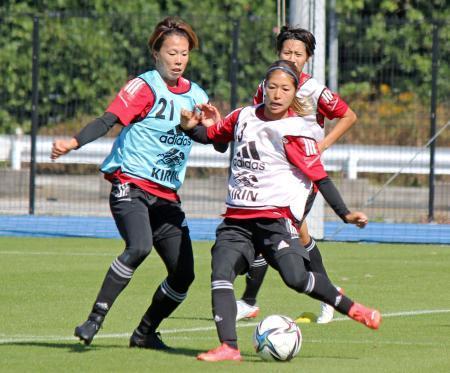 　サッカー女子日本代表の候補合宿で、競り合う杉田（左）と成宮＝千葉市内