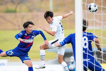 ヘディングシュートを放つＦＣ大阪ＭＦ町田（中央）