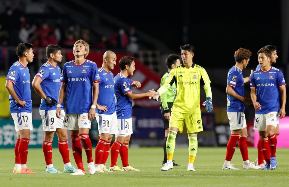 Ｃ大阪に敗れ、肩を落とす横浜Ｍイレブン＝ヨドコウ