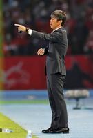 　前半、指示を出す鹿島・相馬監督