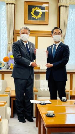 　埼玉県庁を訪れ、大野元裕知事（右）に要望書を提出した日本サッカー協会の田嶋幸三会長（左）