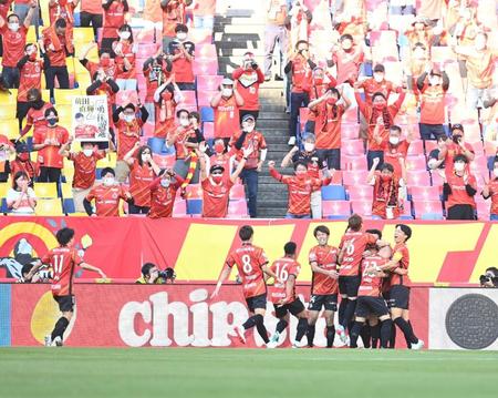 　後半、先制ゴールを決め、サポーターの前で歓喜する名古屋イレブン（撮影・高石航平）