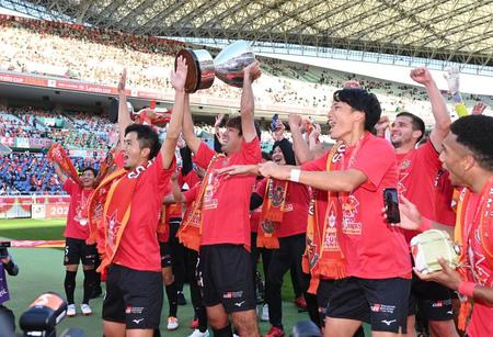 ルヴァン杯を制し、サポーターの前でカップを掲げ歓喜する名古屋イレブン＝さいたまスタジアム（撮影・高石航平）