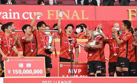 ＭＶＰに選出され、イレブンのＭＶＰコールに拳を突き上げる名古屋・稲垣祥（中央）＝さいたまスタジアム（撮影・高石航平）