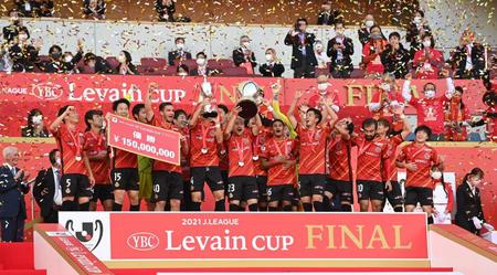 ルヴァン杯優勝を決め、カップを掲げて歓喜する名古屋イレブン＝さいたまスタジアム（撮影・高石航平）