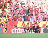 　後半、先制ゴールを決め、サポーターの前で歓喜する名古屋イレブン（撮影・高石航平）