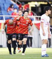 　後半、チーム２点目のゴールを決め、喜ぶ名古屋・稲垣祥（中央）＝30日、埼玉スタジアム