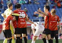 　Ｃ大阪を破り初優勝を決め、喜ぶ稲垣（右から２人目）ら名古屋イレブン＝埼玉スタジアム