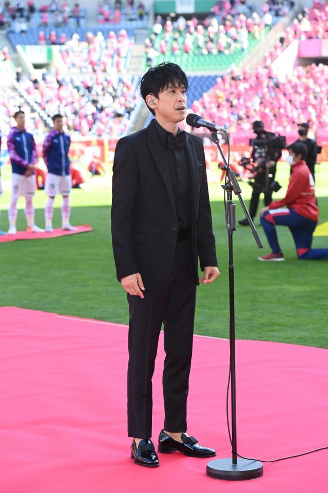 国歌独唱をするＶ６・坂本昌行＝さいたまスタジアム（撮影・高石航平）
