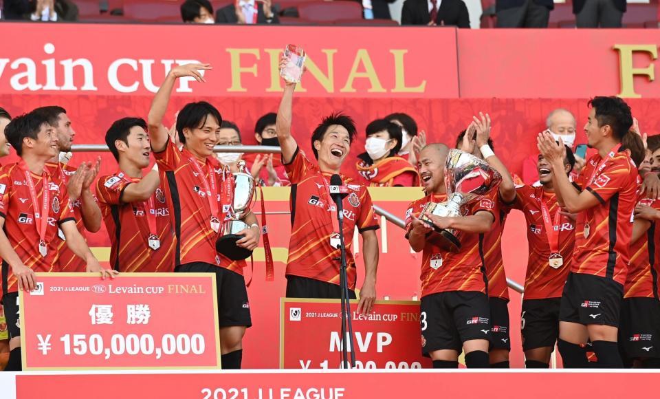 ＭＶＰに選出され、イレブンのＭＶＰコールに拳を突き上げる名古屋・稲垣祥（中央）＝さいたまスタジアム（撮影・高石航平）