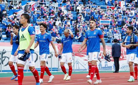 　Ｇ大阪に敗れ、引き揚げる前田（中央）ら横浜Ｍイレブン